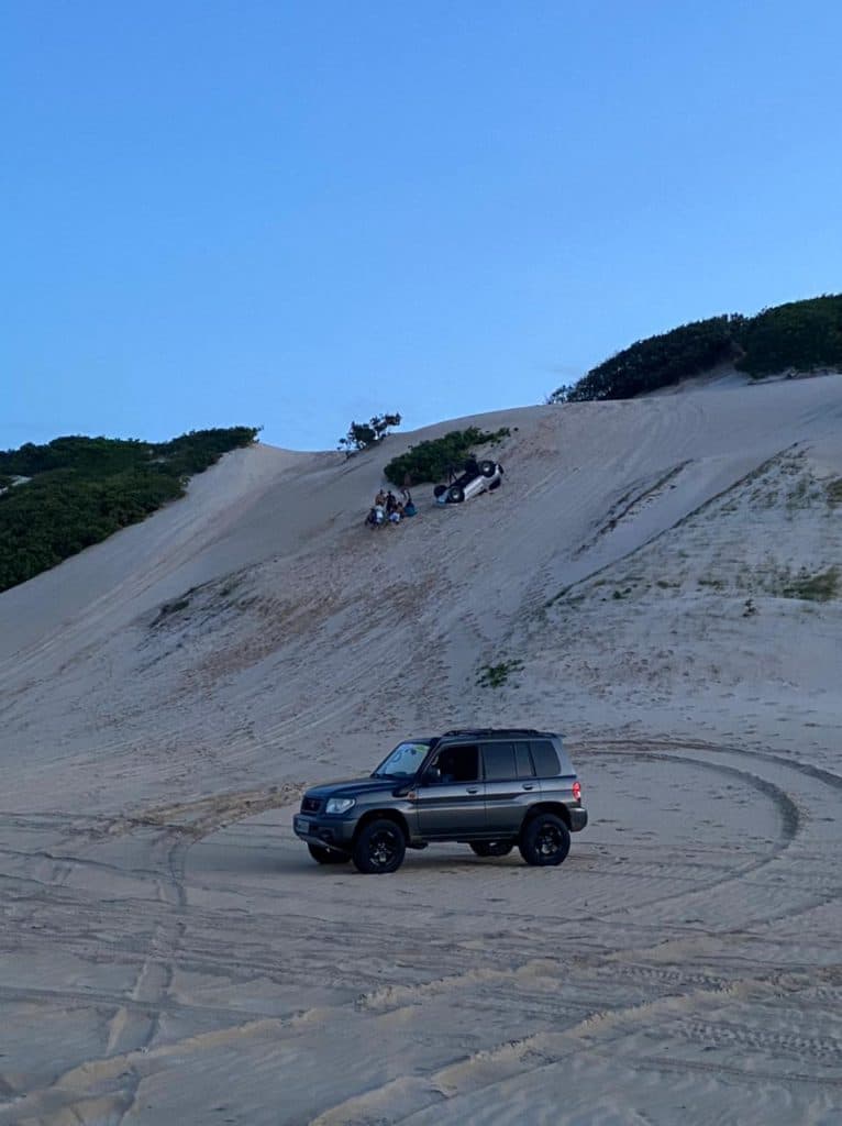 FOTOS: Carro vira nas dunas de Jacumã