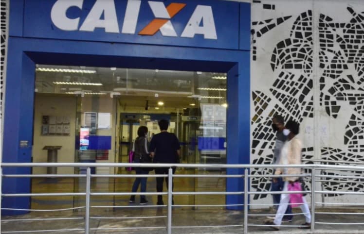 Bancários realizam paralisação de 24 horas em agências da Caixa Econômica em protesto contra abertura de capital da Caixa Seguridade