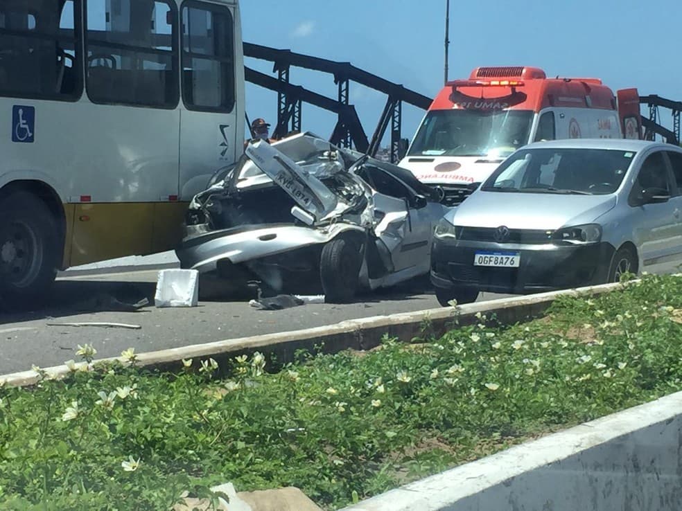 Acidente na ponte de Igapó deixa carro destruído