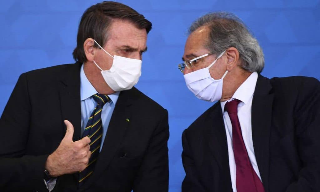 De olho no teto de gastos, Guedes quer que Bolsonaro escolha entre Bolsa Família, obras e reajustes em 2022