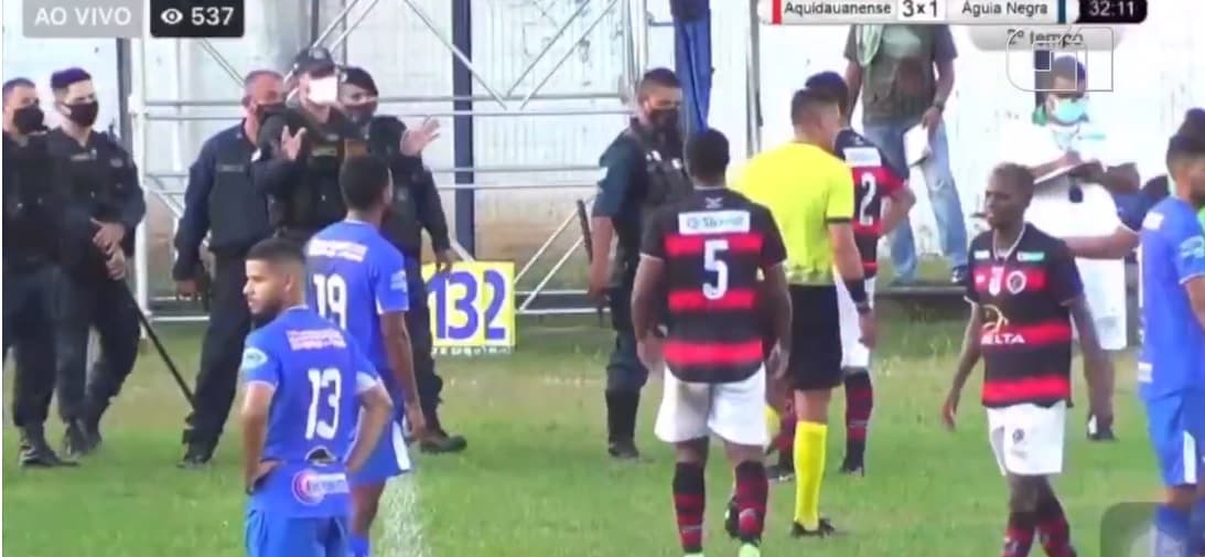 (VÍDEO): Jogo classificatório no estadual de MS tem briga generalizada em campo, tiro da polícia e termina com três em delegacia