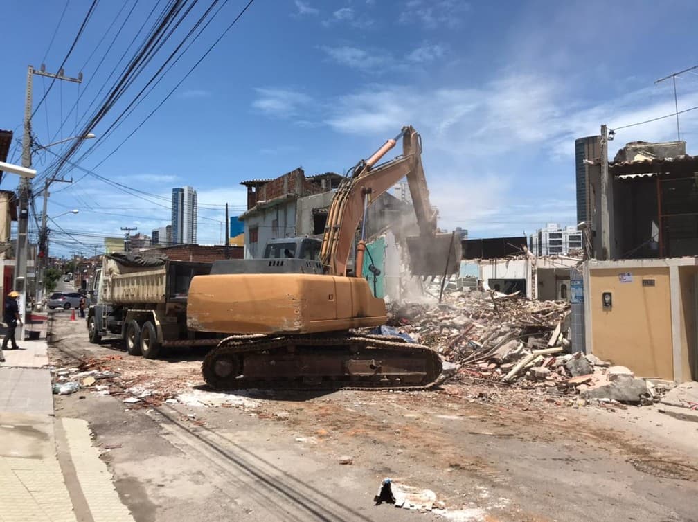 Perícia recolhe botijão de gás e escombros de imóveis atingidos por explosão são demolidos no bairro das Rocas