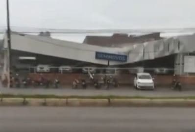 Forte chuva em Mossoró derruba estrutura metálica de loja de veículos seminovos; Não houve feridos