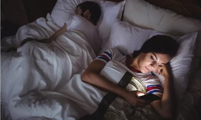 Dormir mal quase duplica risco de disfunção sexual nas mulheres, diz estudo