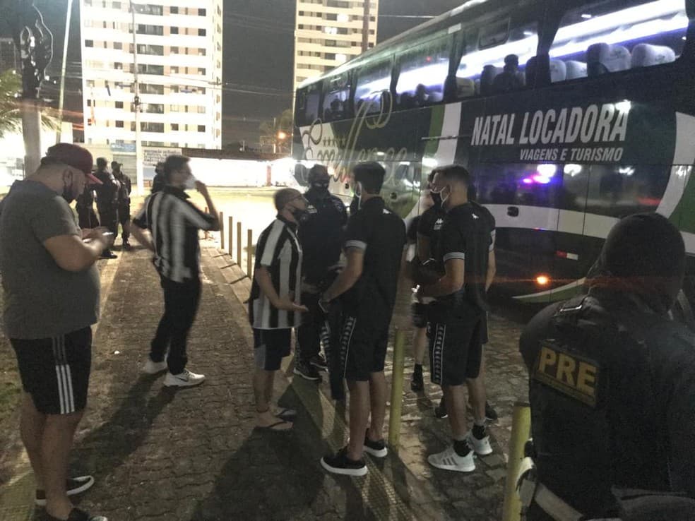 VÍDEO: Após eliminação para o ABC na Copa do Brasil, jogador do Botafogo bateu boca com torcedor na saída do Frasqueirão
