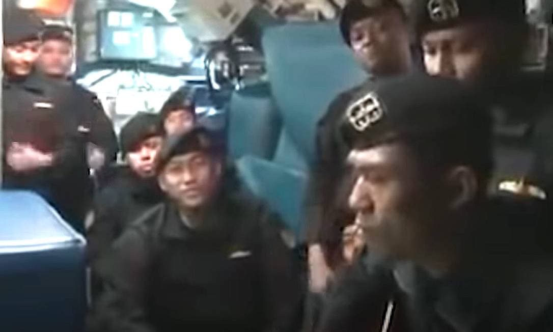 COMOVENTE: Tripulantes de submarino indonésio que naufragou gravaram vídeo com canção de despedida; confira