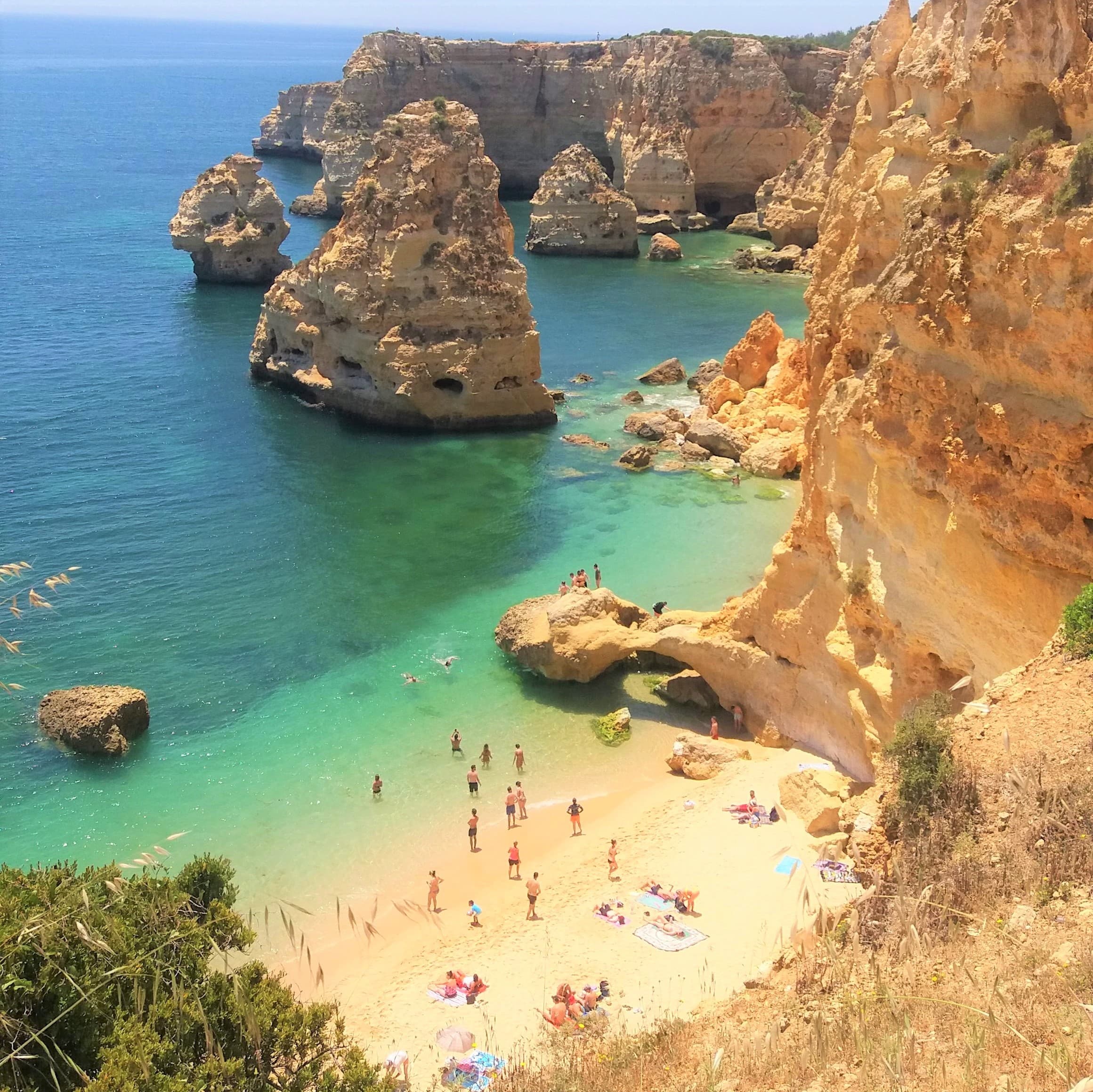 Portugal bate recorde de vacinação e vira principal destino turístico europeu