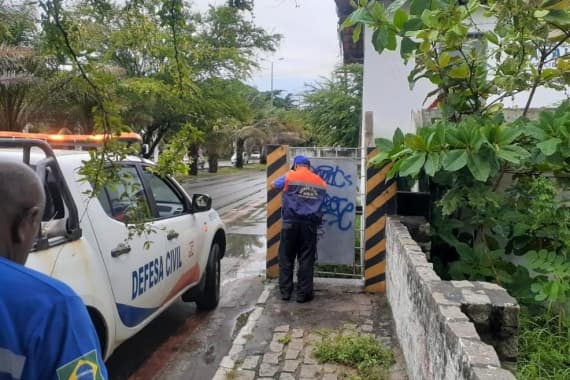 Com previsão de mais chuvas fortes, equipes da Defesa Civil em Natal monitoram ocorrências e reforçam auxílio; saiba como solicitar "socorro"