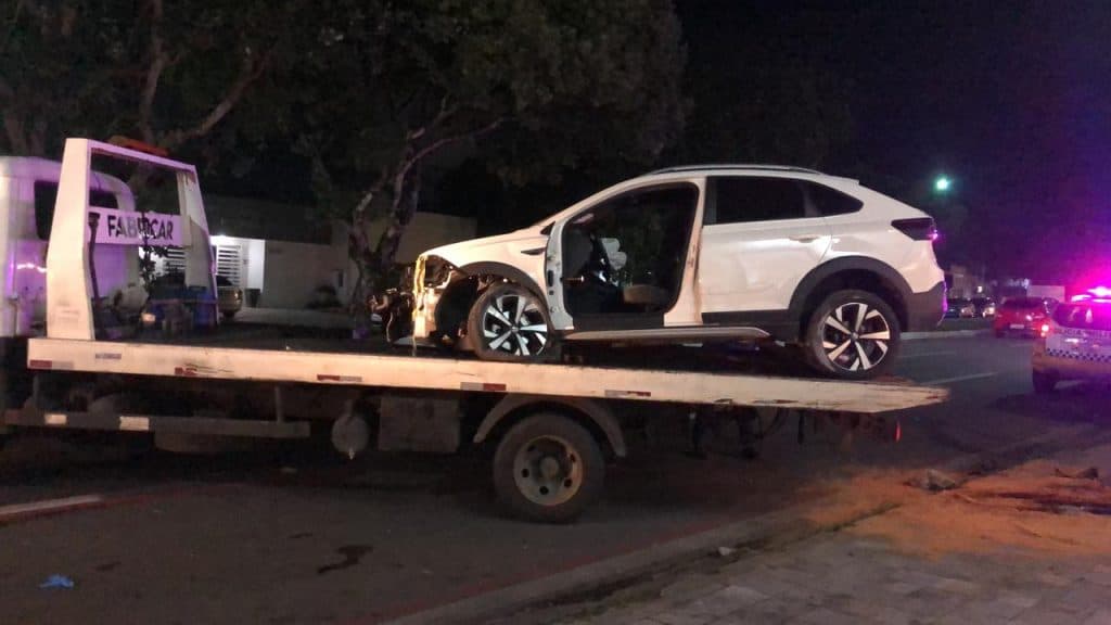 VÍDEO E FOTOS: Motorista sofre mal súbito, perde o controle do carro e provoca grave acidente na av. Prudente de Morais