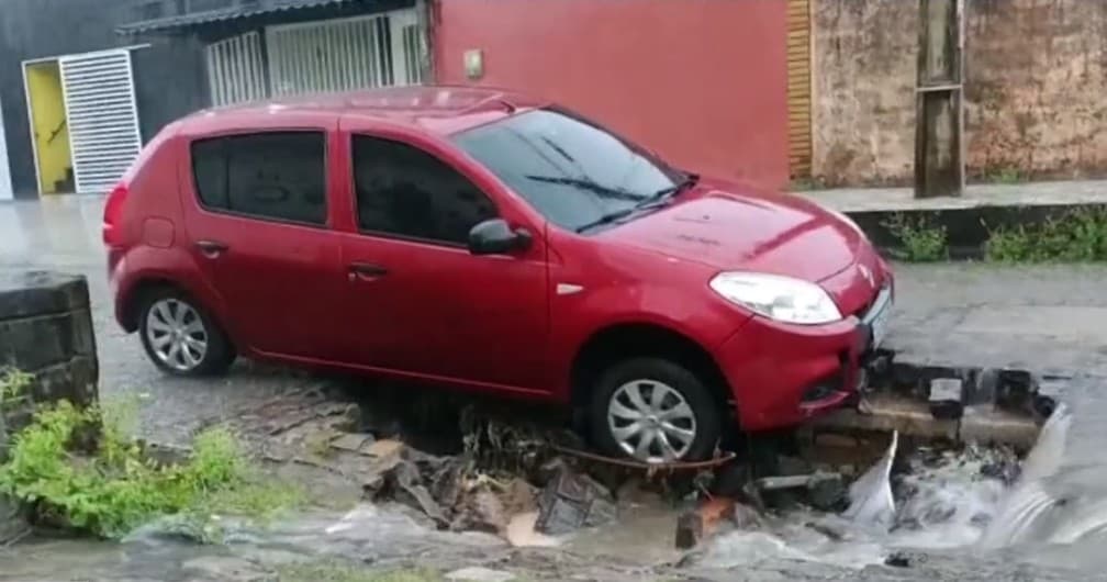 FOTOS: Chuva das últimas 12 horas em Natal causa alagamentos, transborda lagoas, invade casas e provoca pane em semáforos; veja pontos críticos pela capital