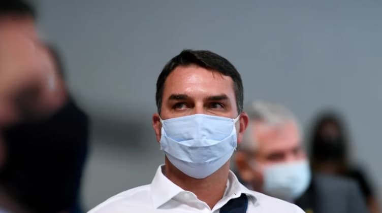 "Imagina um cidadão honesto ser preso por um vagabundo como Renan Calheiros", diz Flávio Bolsonaro, que elogia recusa de Aziz