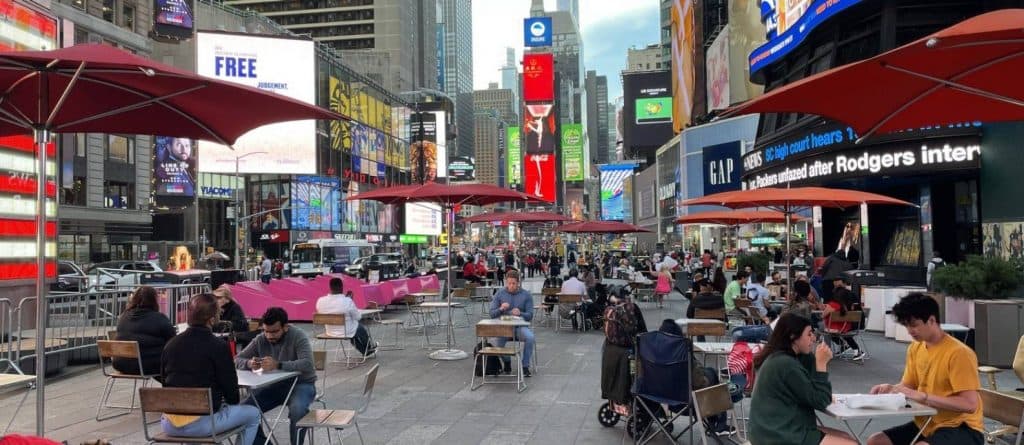 Nova York libera horários de bares e boates e, vacinada, volta a ser a cidade que nunca dorme
