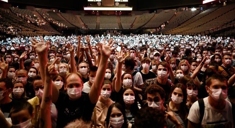 Show-teste para 5 mil pessoas é realizado em Paris sem distanciamento