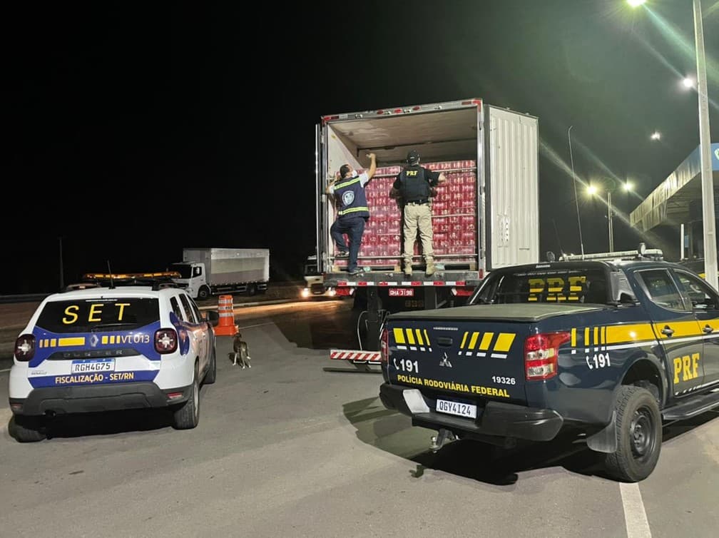 FOTO: Carga com mais de 96 mil latas de cerveja é apreendida por sonegação fiscal na Grande Natal