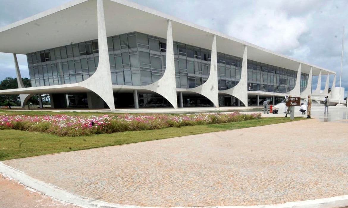 Bolsonaro sanciona lei com mudanças nos critérios de pagamento do BPC; texto traz novo auxílio previsto no Estatuto da Pessoa com Deficiência