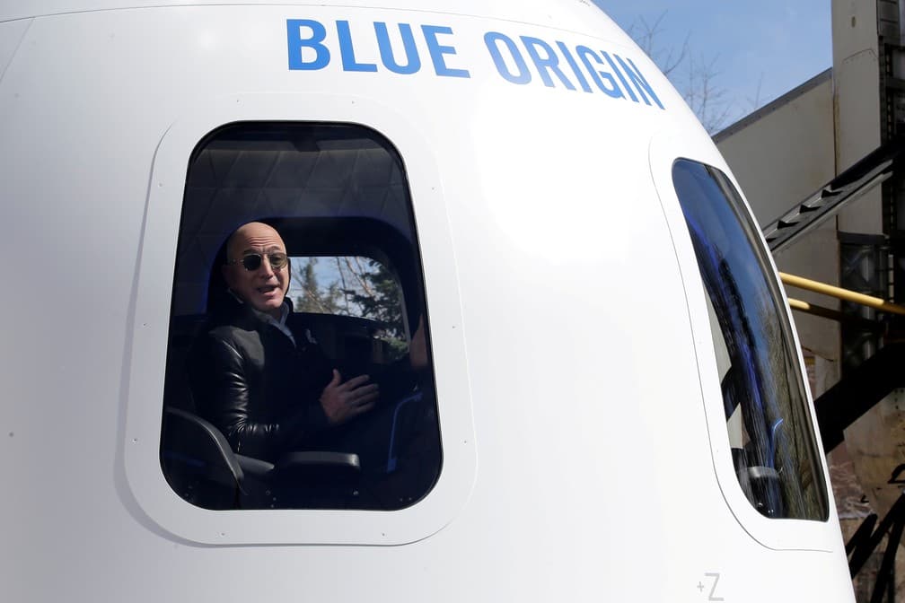 Fundador da Amazon, Jeff Bezos, anuncia que voará para o espaço com irmão em foguete da sua empresa
