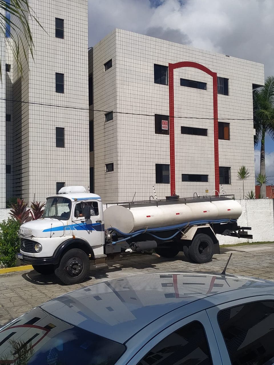 FOTOS: Com abastecimento insuficiente, moradores em condomínio na Zona Sul de Natal compram caminhões-pipa e apelam por providência da Caern