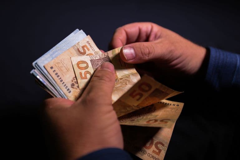 Renda do servidor público sobe e a do setor privado cai na pandemia, aponta IBGE