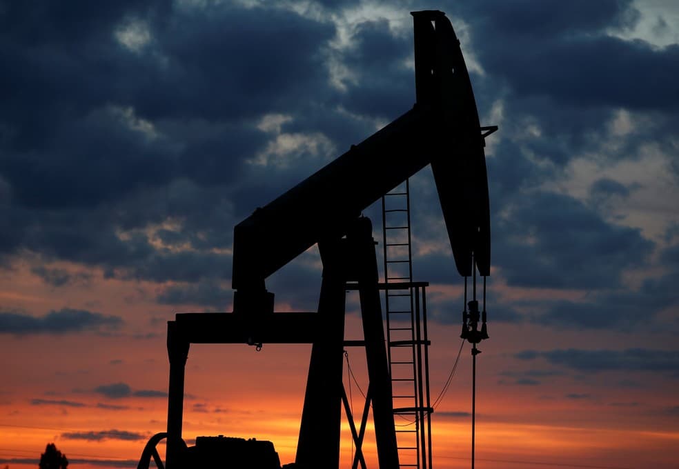 Preços do petróleo têm forte queda e entram em território de correção
