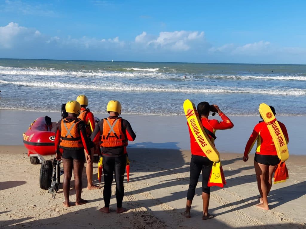 Bombeiros encontram corpo de adolescente que desapareceu enquanto surfava em Natal