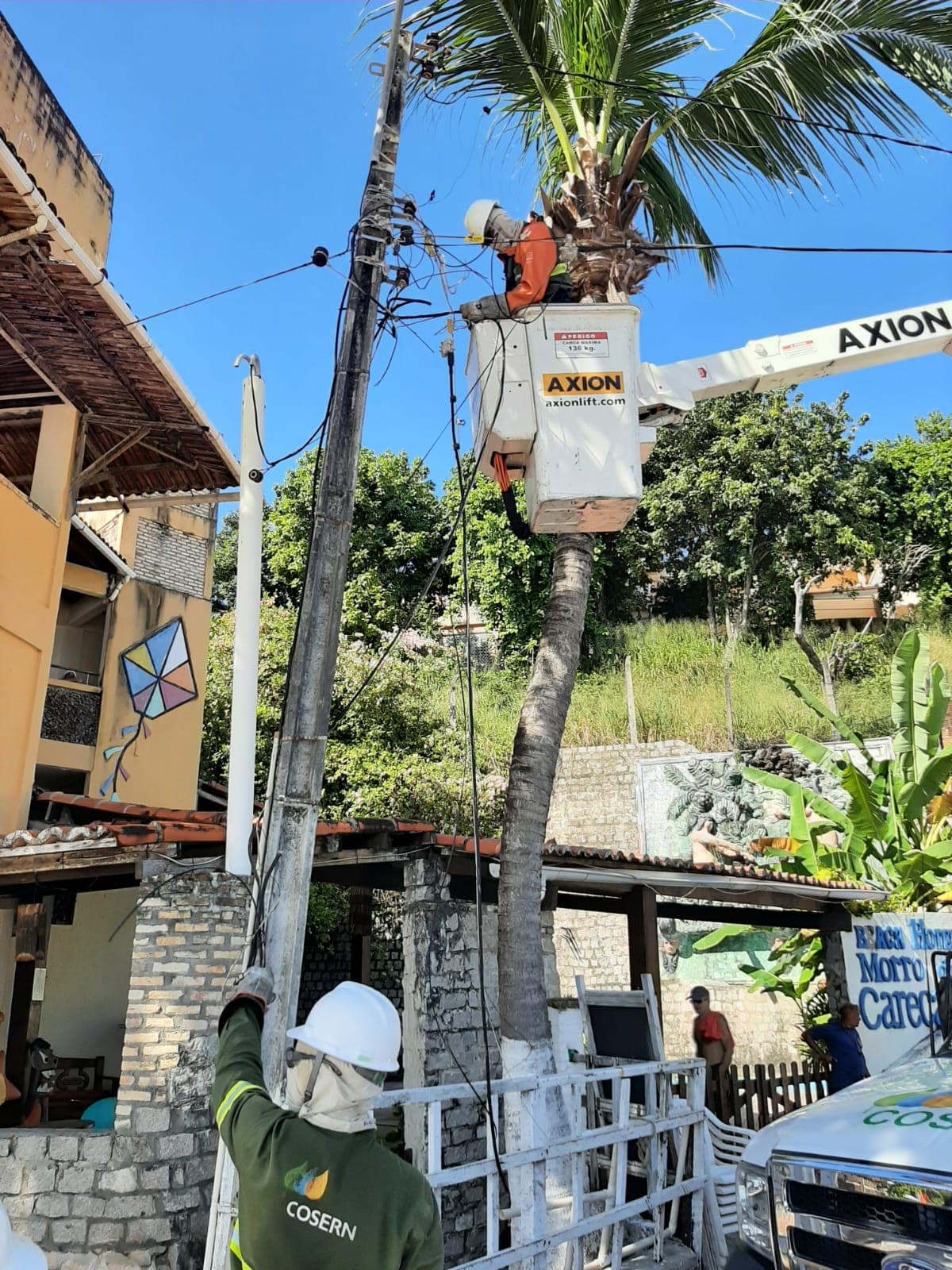 FOTOS: Cosern retira mais de meia tonelada de fios e equipamentos irregulares de telecomunicações da orla de Ponta Negra