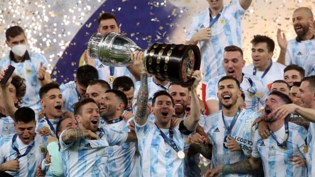 Brasil perde no Maracanã para a Argentina, campeã da Copa América após 28 anos e Messi conquista 1º título pela seleção principal