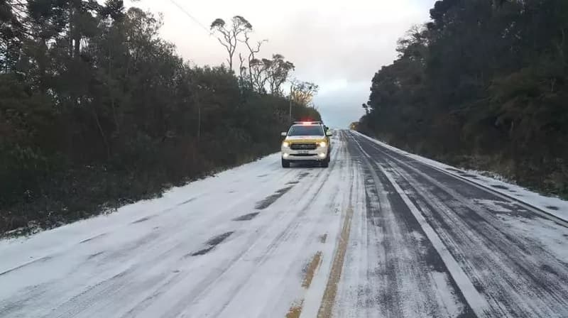 FOTOS: Pistas são interditadas após congelamento em SC; veja imagens do frio pelo país