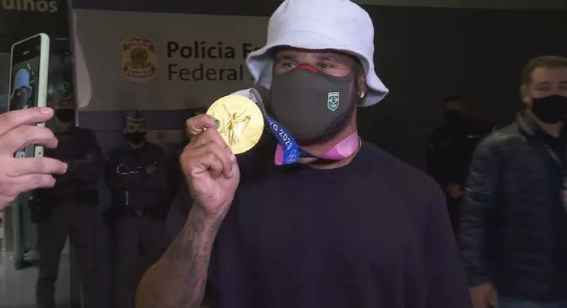 Ítalo Ferreira diz que vai surfar com amigos, voltar a treinar e que não quer aglomeração no aeroporto: "espero que a galera se comporte"
