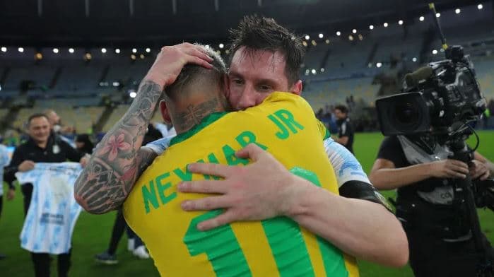 "O futebol te esperava por esse momento", diz Neymar ao parabenizar o "hermano" Messi pelo título da Copa América
