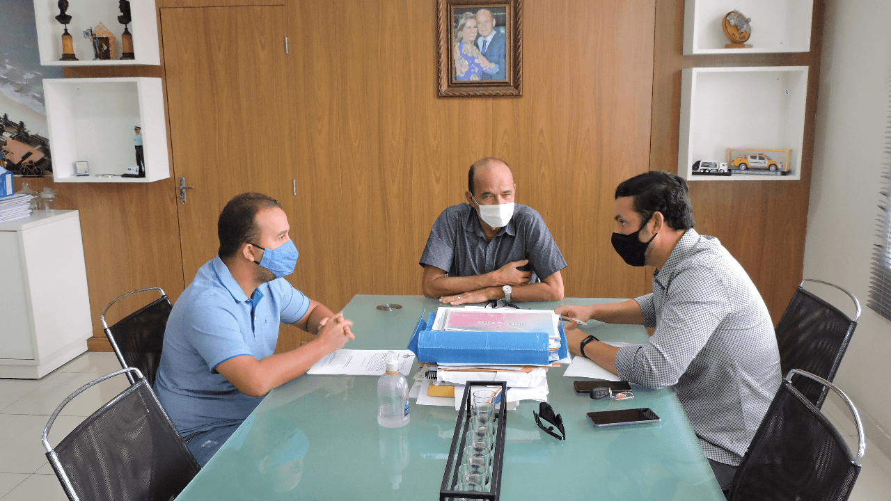 Taveira assina ordem de serviço para letreiros "I love Parnamirim"