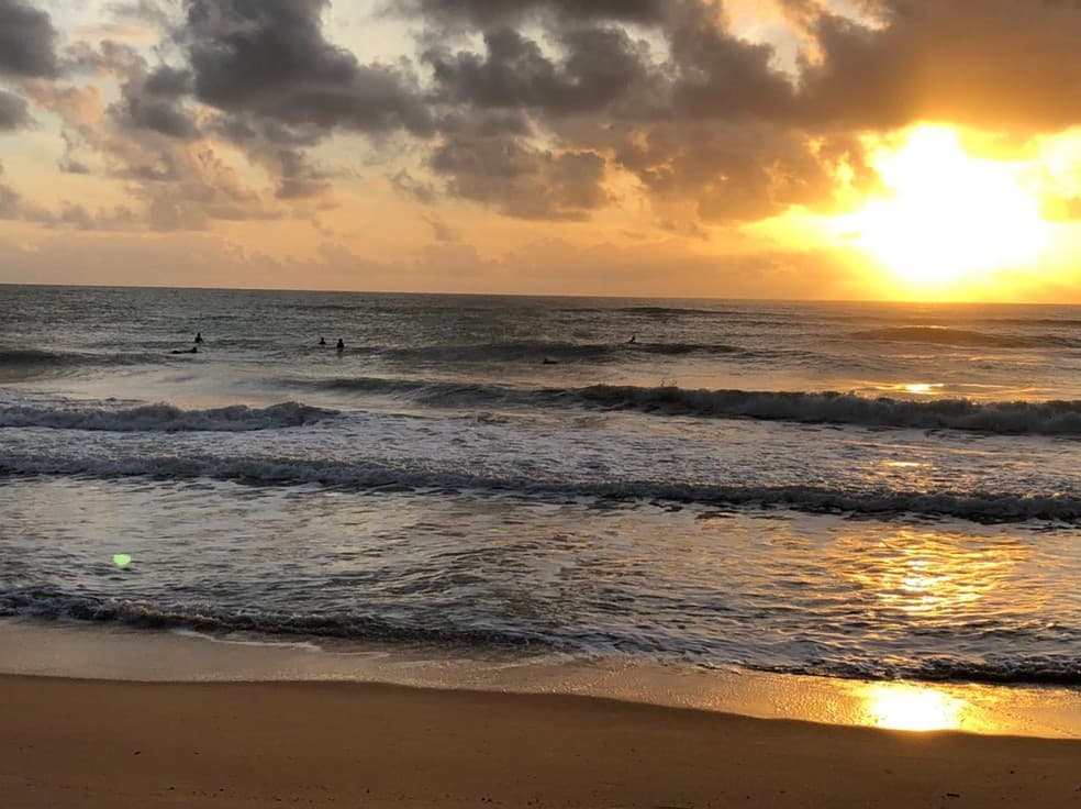 VÍDEO - (Fome de mar): Ítalo Ferreira mal chega a Baía Formosa e já cai na água para surfar