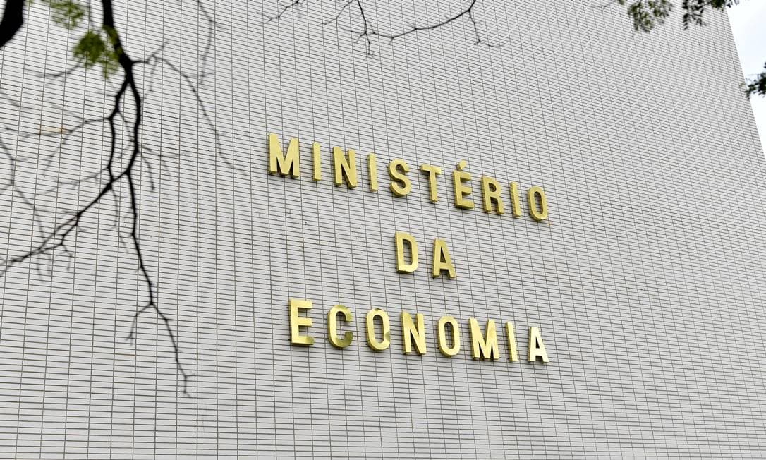 Alta na arrecadação e redução dos gastos no primeiro semestre levam a menor rombo nas contas do governo desde 2019