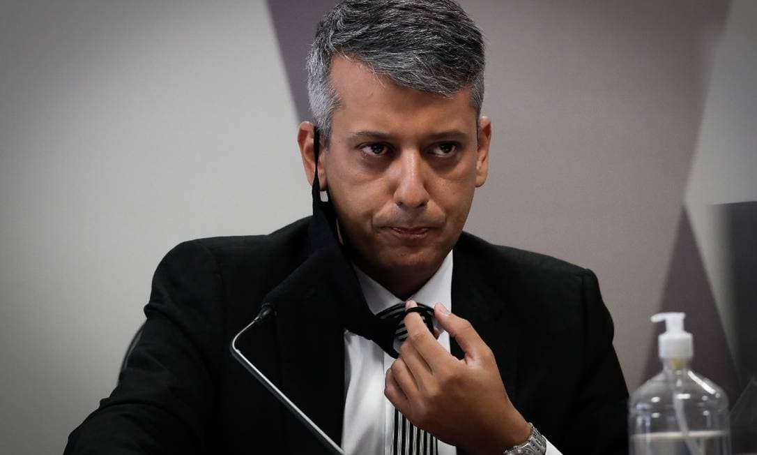 Presidente da CPI dá voz de prisão a Roberto Dias sob acusação de mentir à comissão após divulgação de áudio