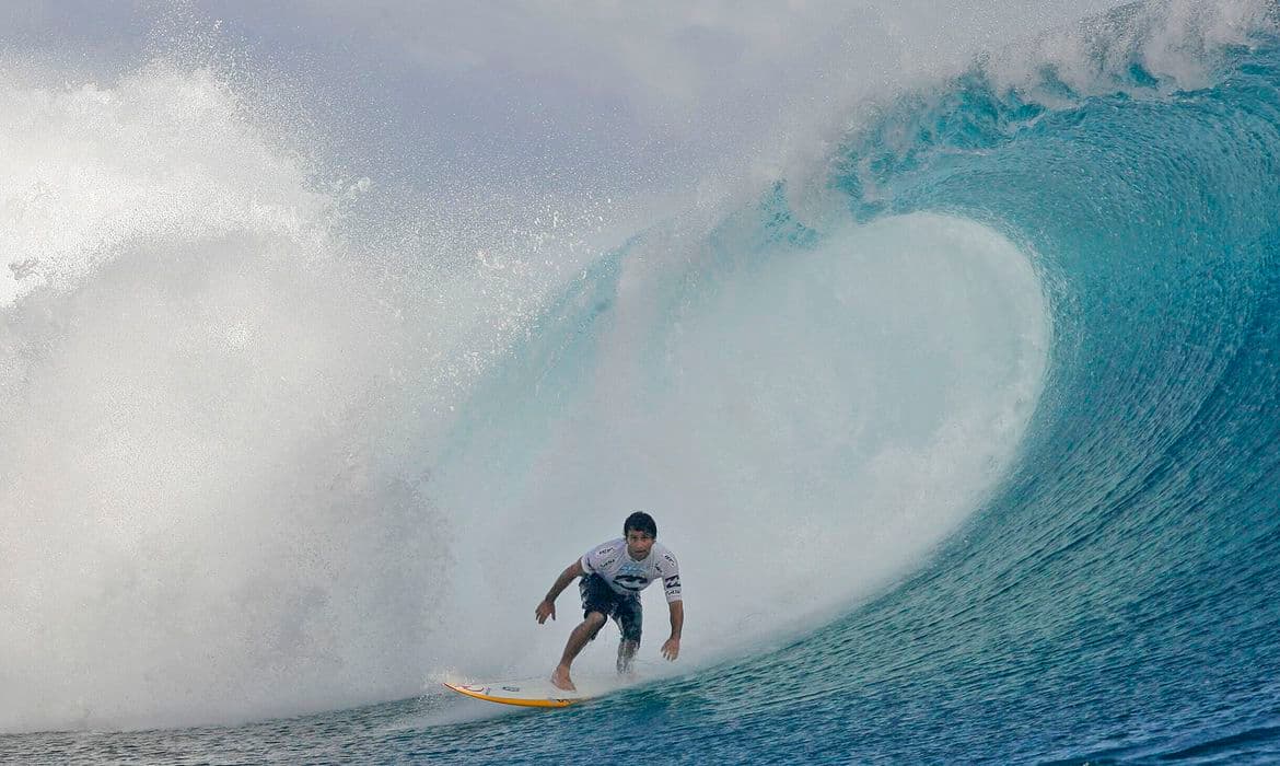 Última etapa do mundial de surfe no Taiti é cancelada por causa da Covid e competição no México em andamento se torna "final"