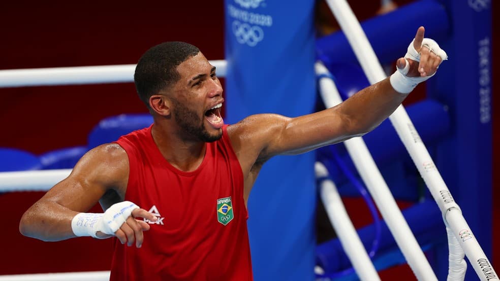 Seleção masculina de vôlei perde semifinal em jogo que vencia set por 20 a 12, enquanto no boxe, Beatriz Ferreira e Hebert Conceição disputarão ouro; veja resumo de madrugada do Brasil nas Olimpíadas