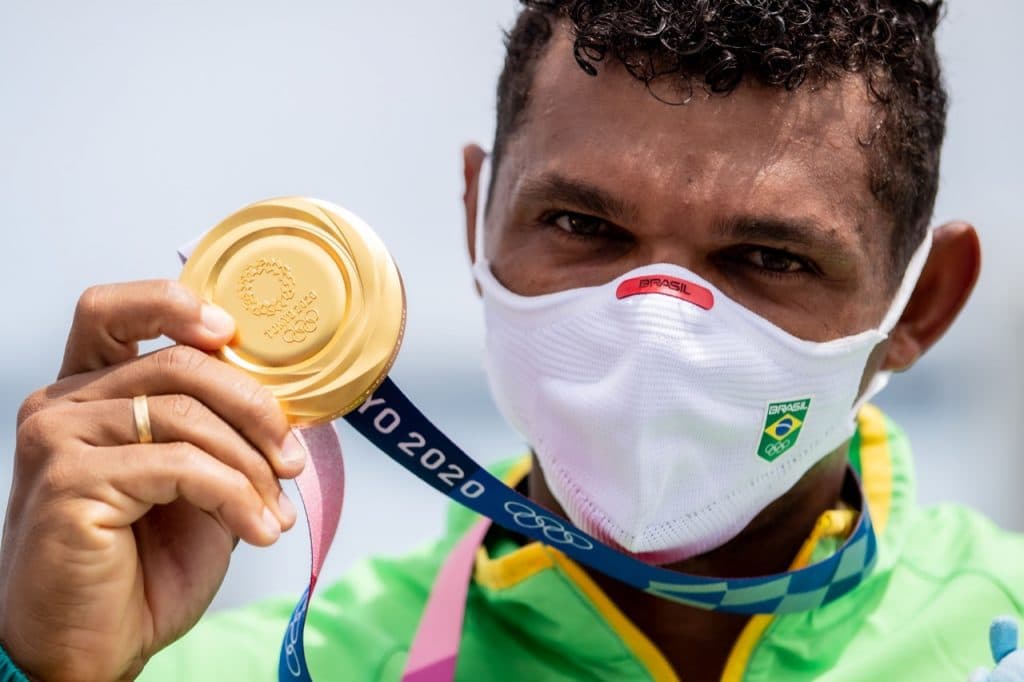 É OURO: Isaquias Queiroz conquista medalha para o Brasil na canoagem de velocidade