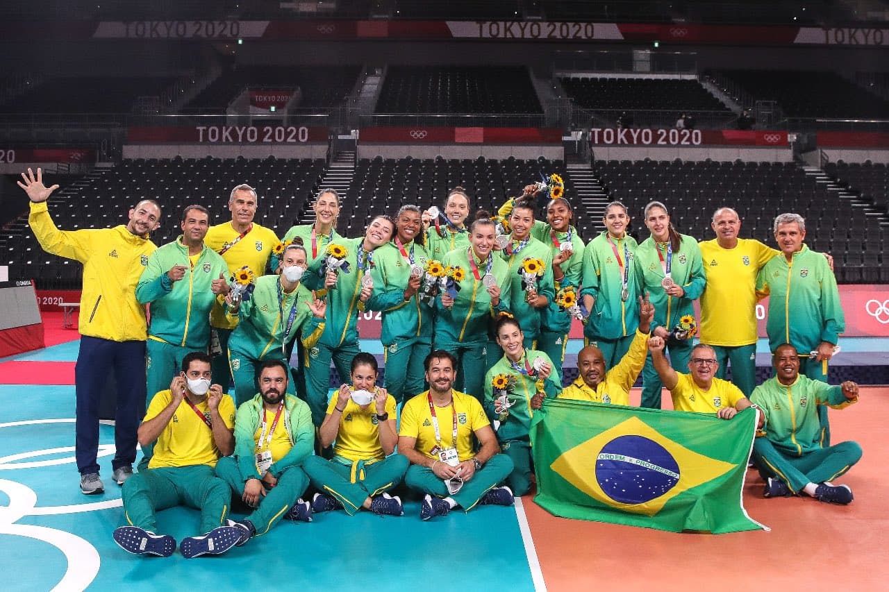 Brasil é dominado pelos EUA e é prata no vôlei feminino em Tóquio