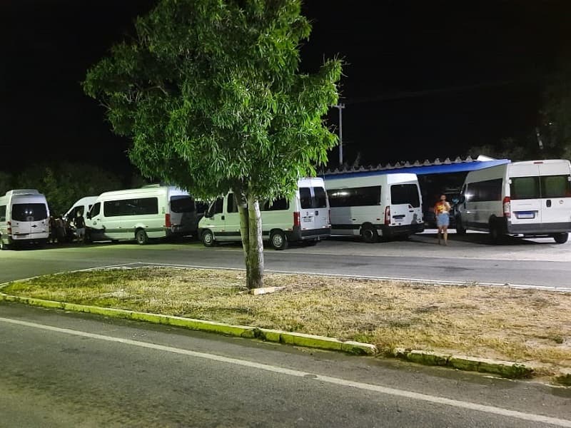 SET e PRF apreendem 10 vans com artigos de confecções sem nota fiscal avaliados em R$ 300 mil na BR-304 em Mossoró na divisa com o CE