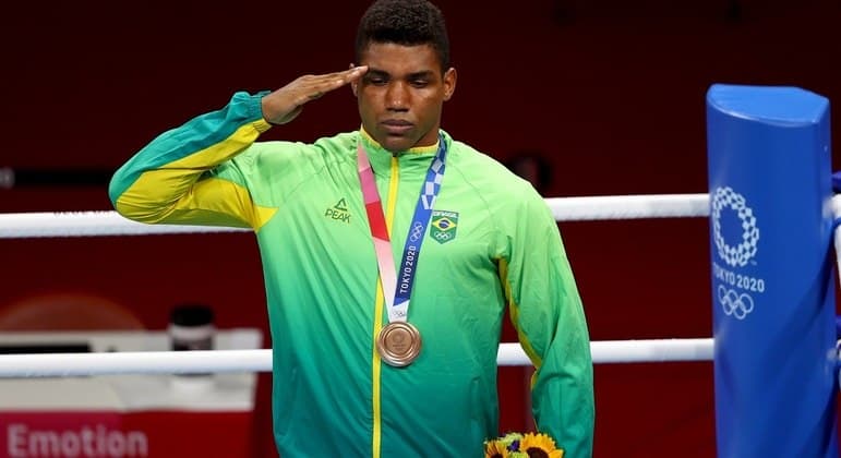 OLIMPÍADAS: No boxe, Abner Teixeira recebe a medalha de bronze, enquanto na canoagem Isaquias Queiroz avança direto à semifinal do C1 1000 m