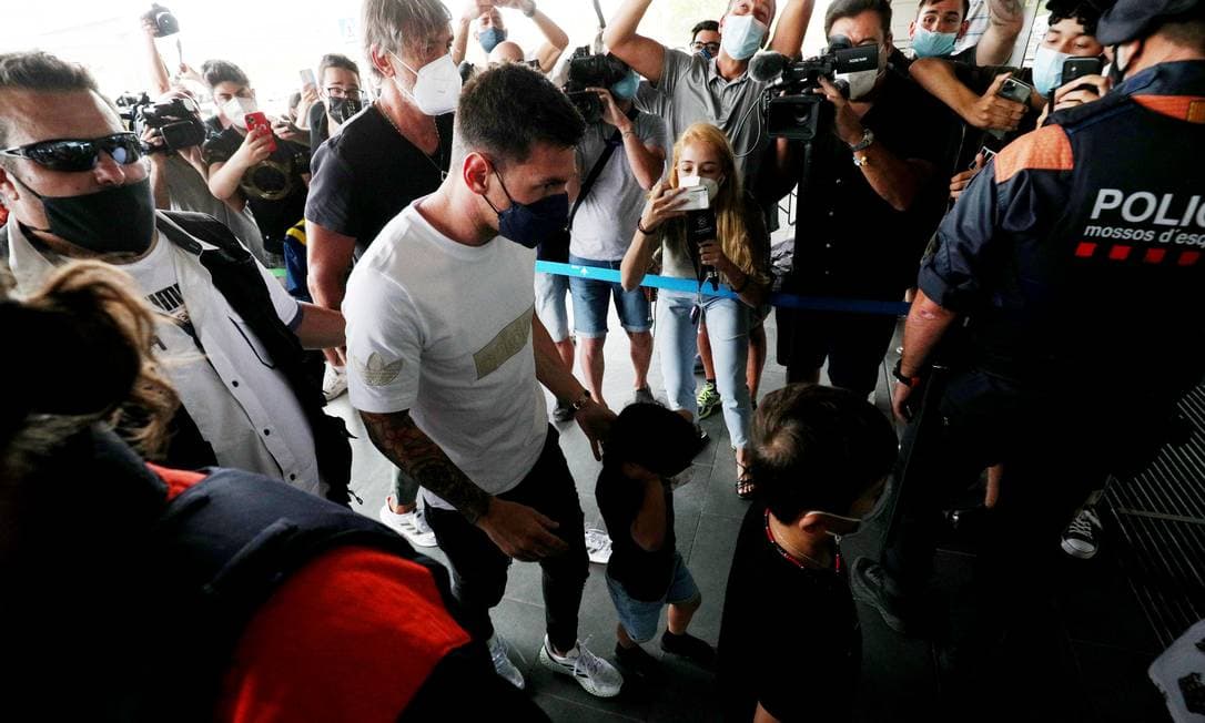 Messi aceita proposta do PSG; saiba detalhes do contrato e veja chegada ao aeroporto