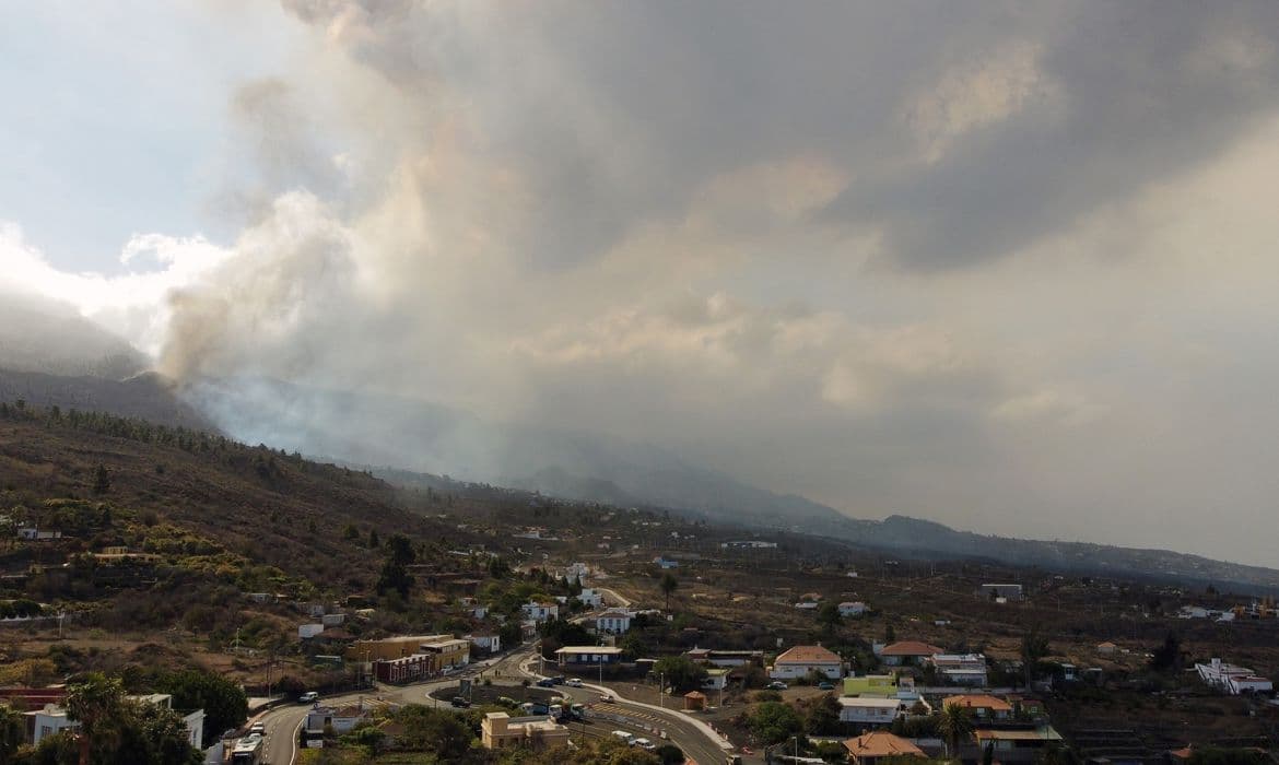 Erupção do vulcão nas Canárias temido por brasileiros pode durar até 84 dias
