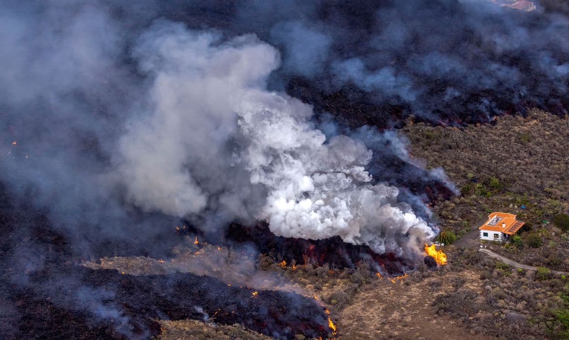Vulcão de La Palma, que gera atenção no Brasil, dispensa ‘calmaria' e volta a lançar cinzas; lava se aproxima do mar