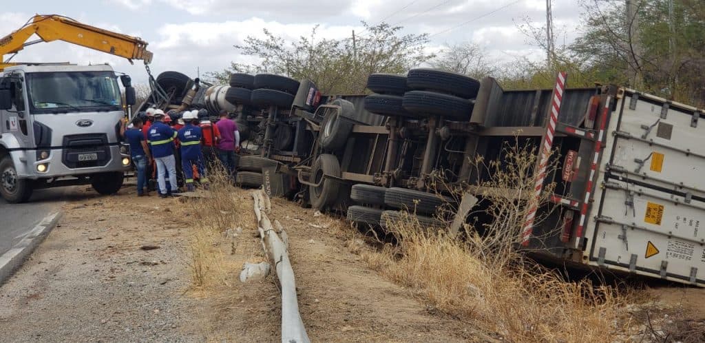 FOTOS: Carreta tomba na RN-427 e dois homens morrem entre Acari e Currais Novos