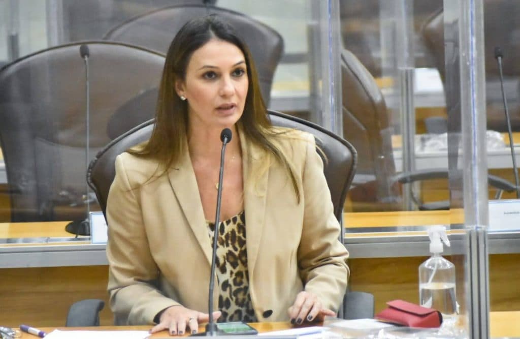 “O equilíbrio fiscal de Fátima foi taxar os aposentados”, diz deputada sobre inércia do Governo do Estado sobre redução do ICMS dos combustíveis