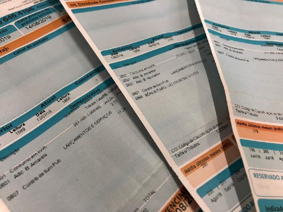 Bolsonaro assina lei que facilita acesso a desconto na conta de energia elétrica para famílias de baixa renda