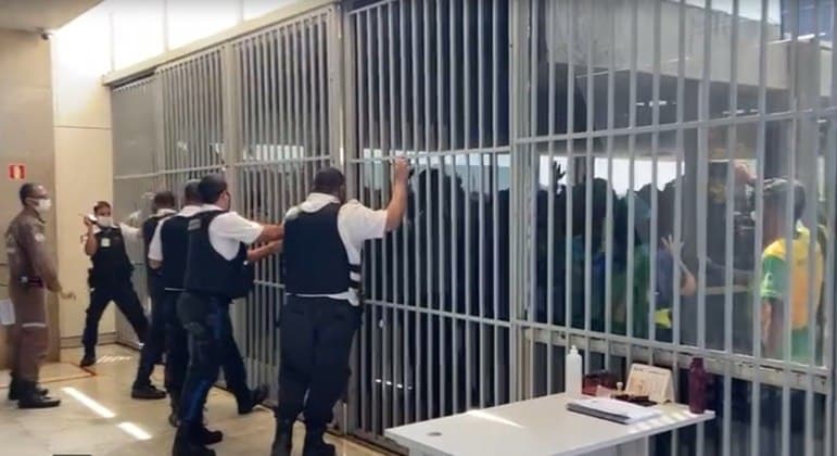 VÍDEO: Manifestantes tentaram invadir o Ministério da Saúde nesta quarta