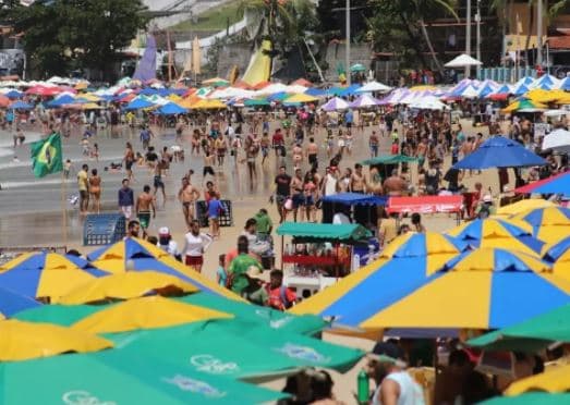 FOTOS: Natalenses também aproveitam o feriado para ir à praia de Ponta Negra