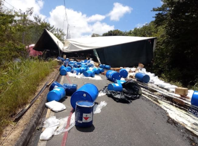Idema desaconselha banho em Rio Pium e praia de Pirangi do Sul após acidente com carga de produtos químicos na estrada de Cajupiranga, em Parnamirim