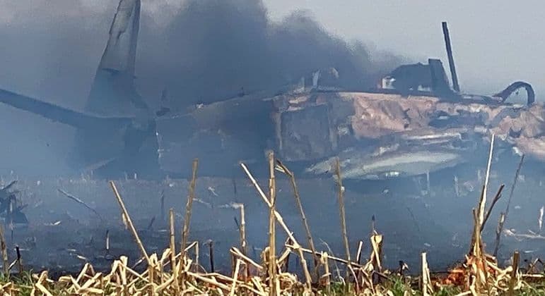 Avião de caça da Força Aérea Brasileira cai em Campo Grande; piloto conseguiu ejetar antes do impacto e passa bem