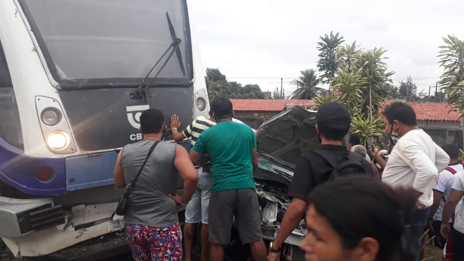 FOTOS: Trem colide com carro em linha férrea de Natal